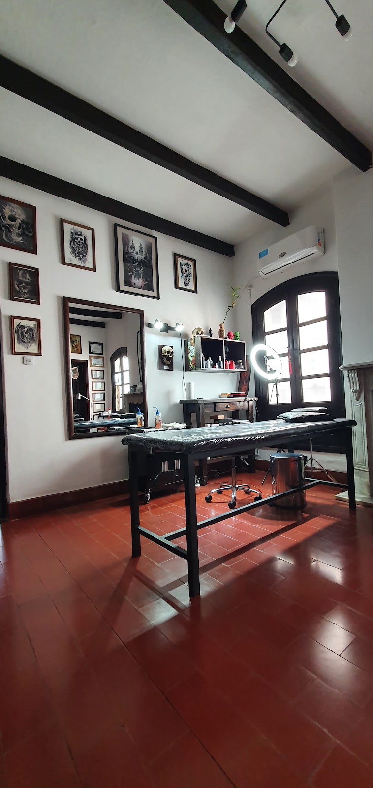 Interior del estudio Diamond Eyes Tattoo Studio en Paraná